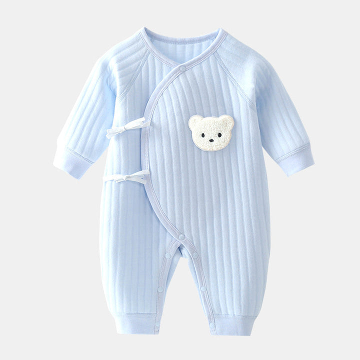 "Kuscheliger Babystrampler mit niedlichem Bärchen-Motiv, ideal für Frühling und Herbst, weiches Material, Druckknöpfe"