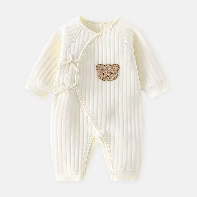 "Kuscheliger Babystrampler mit niedlichem Bärchen-Motiv, ideal für Frühling und Herbst, weiches Material, Druckknöpfe"