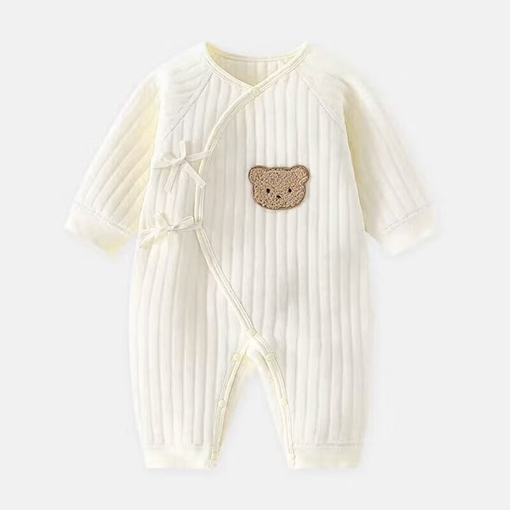 "Kuscheliger Babystrampler mit niedlichem Bärchen-Motiv, ideal für Frühling und Herbst, weiches Material, Druckknöpfe"