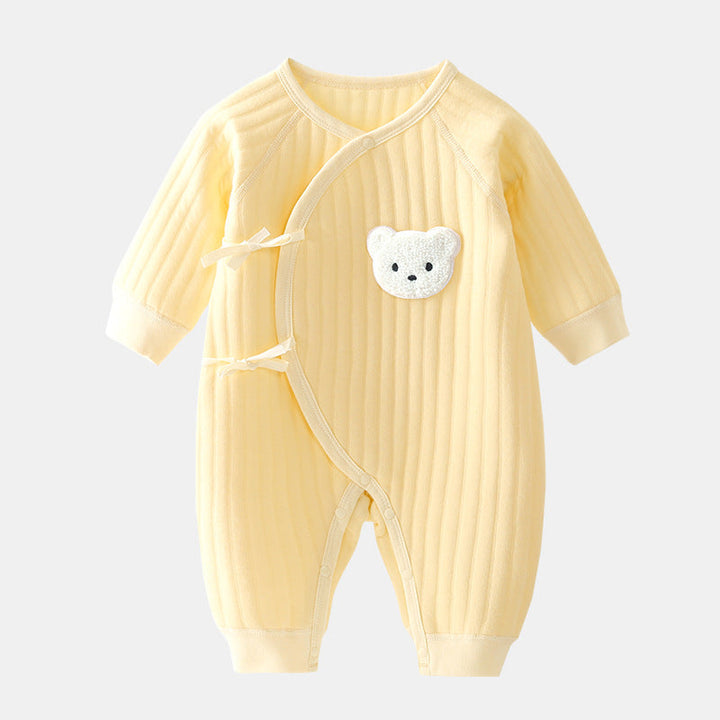 "Kuscheliger Babystrampler mit niedlichem Bärchen-Motiv, ideal für Frühling und Herbst, weiches Material, Druckknöpfe"