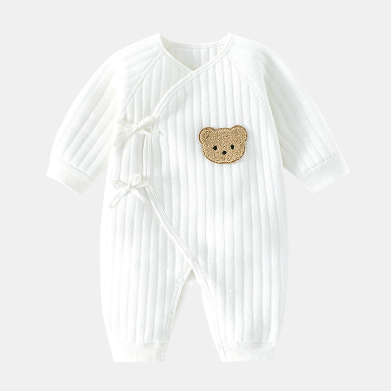 "Kuscheliger Babystrampler mit niedlichem Bärchen-Motiv, ideal für Frühling und Herbst, weiches Material, Druckknöpfe"