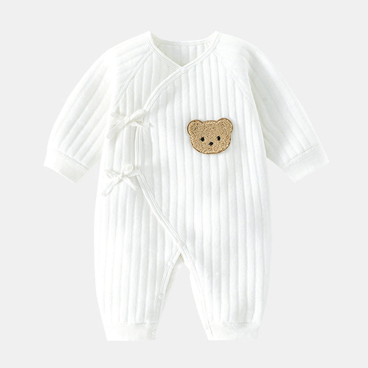 "Kuscheliger Babystrampler mit niedlichem Bärchen-Motiv, ideal für Frühling und Herbst, weiches Material, Druckknöpfe"