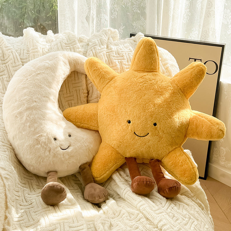 "Kuscheliges Deko-Kissen aus Polyester mit Sonne-Mond-Motiv in magischem Design für ein beruhigendes Zuhause."