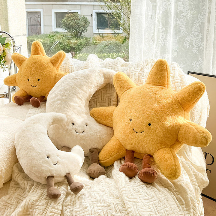 "Kuscheliges Deko-Kissen aus Polyester mit Sonne-Mond-Motiv in magischem Design für ein beruhigendes Zuhause."