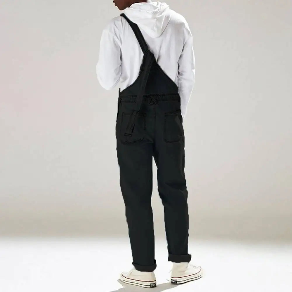 "Lässiger Denim Overall mit verstellbaren Trägern, Taschen und lockerer Passform in Blau, geeignet für stilvolle Freizeitlook