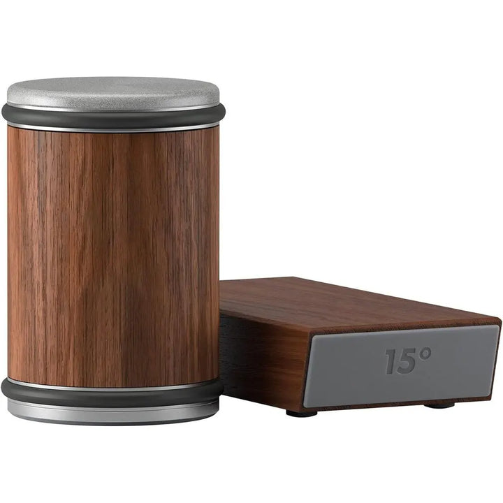 Holzgewürzmühle mit Metallakzenten, modern, stilvoll, Küchengerät, Gewürzmühle Design.