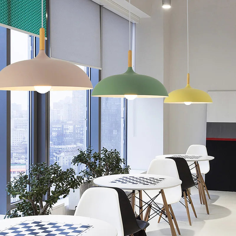 LED-Deckenleuchte Eiche im minimalistischen skandinavischen Design, warmes Licht, klare Linien, perfekte für Wohnzimmer.