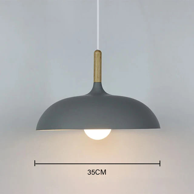 LED-Deckenleuchte Eiche im minimalistischen skandinavischen Design, warmes Licht, klare Linien, perfekte für Wohnzimmer.