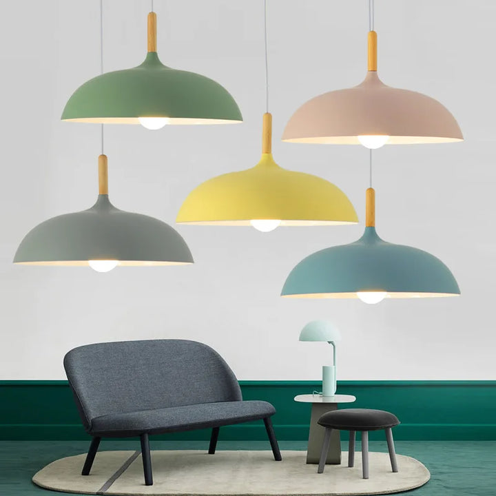 LED-Deckenleuchte Eiche im minimalistischen skandinavischen Design, warmes Licht, klare Linien, perfekte für Wohnzimmer.