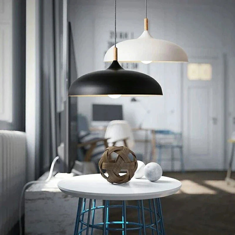 LED-Deckenleuchte Eiche im minimalistischen skandinavischen Design, warmes Licht, klare Linien, perfekte für Wohnzimmer.