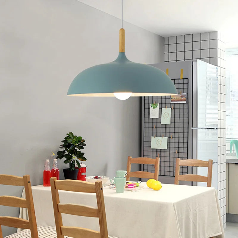 LED-Deckenleuchte Eiche im minimalistischen skandinavischen Design, warmes Licht, klare Linien, perfekte für Wohnzimmer.