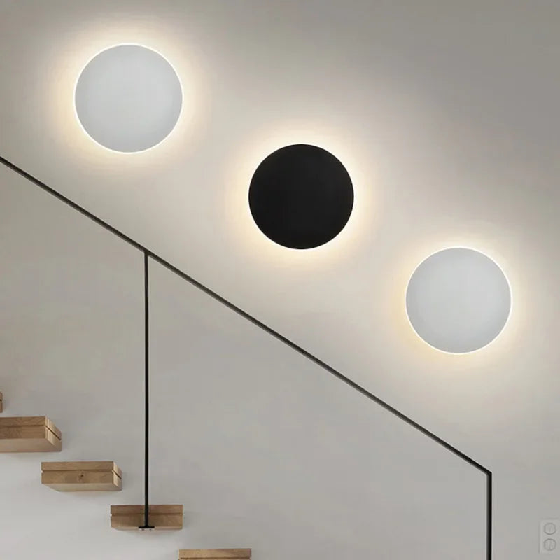 "LED-Wandleuchte mit rundem, modernem Design, eleganter Look, effiziente Beleuchtung, ideal für Wohnbereiche."