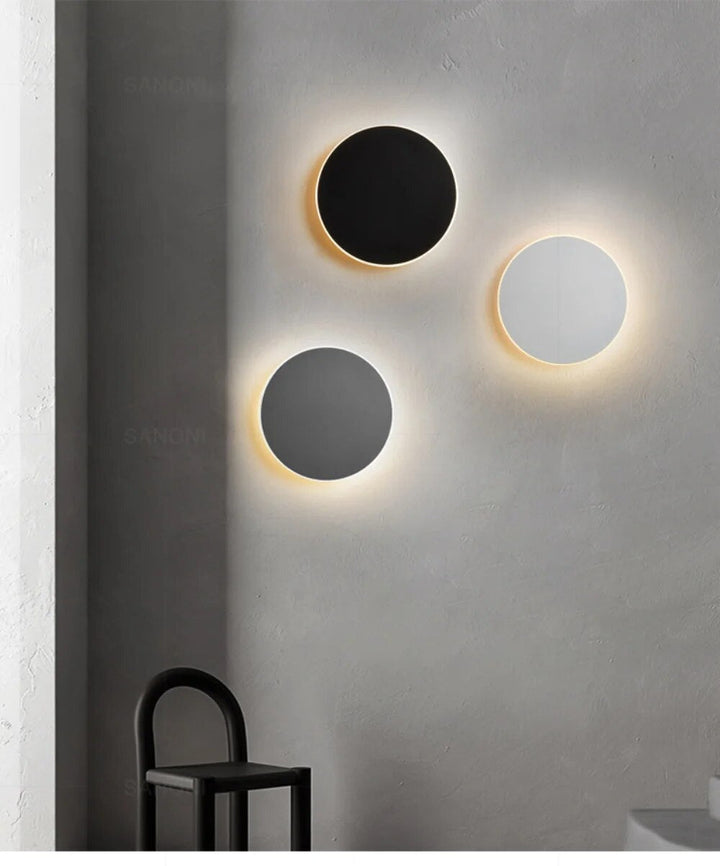 "LED-Wandleuchte mit rundem, modernem Design, eleganter Look, effiziente Beleuchtung, ideal für Wohnbereiche."