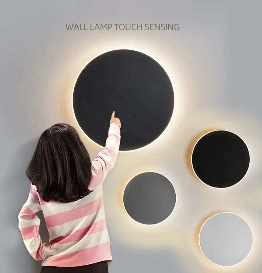 "LED-Wandleuchte mit rundem, modernem Design, eleganter Look, effiziente Beleuchtung, ideal für Wohnbereiche."