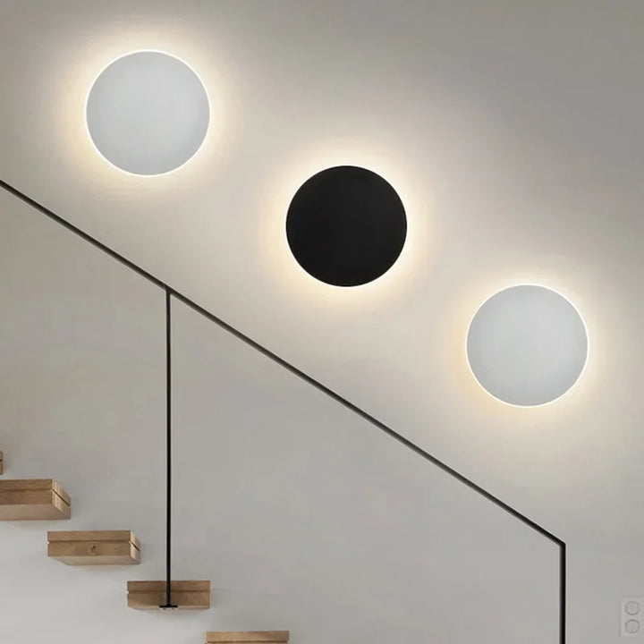 "LED-Wandleuchte mit rundem, modernem Design, eleganter Look, effiziente Beleuchtung, ideal für Wohnbereiche."