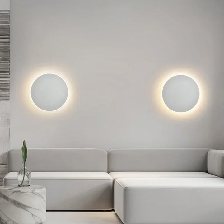 "LED-Wandleuchte mit rundem, modernem Design, eleganter Look, effiziente Beleuchtung, ideal für Wohnbereiche."