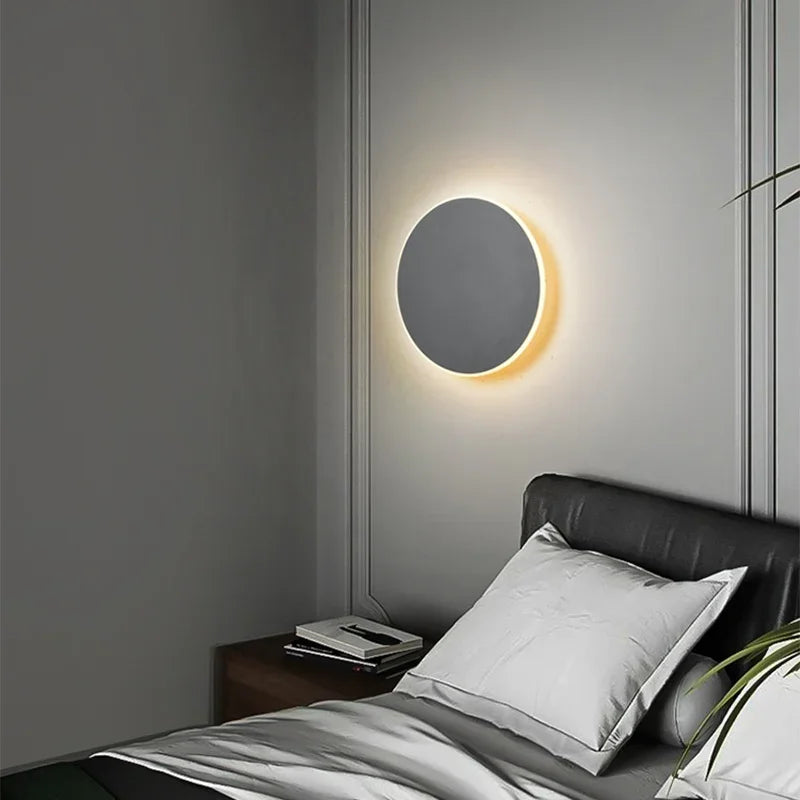 "LED-Wandleuchte mit rundem, modernem Design, eleganter Look, effiziente Beleuchtung, ideal für Wohnbereiche."
