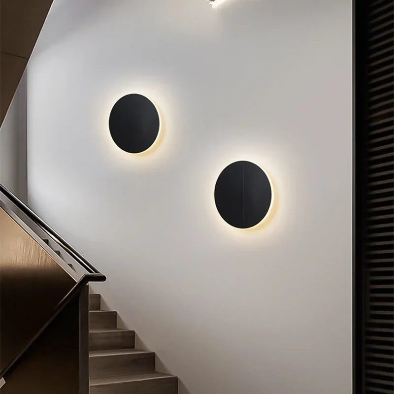 "LED-Wandleuchte mit rundem, modernem Design, eleganter Look, effiziente Beleuchtung, ideal für Wohnbereiche."