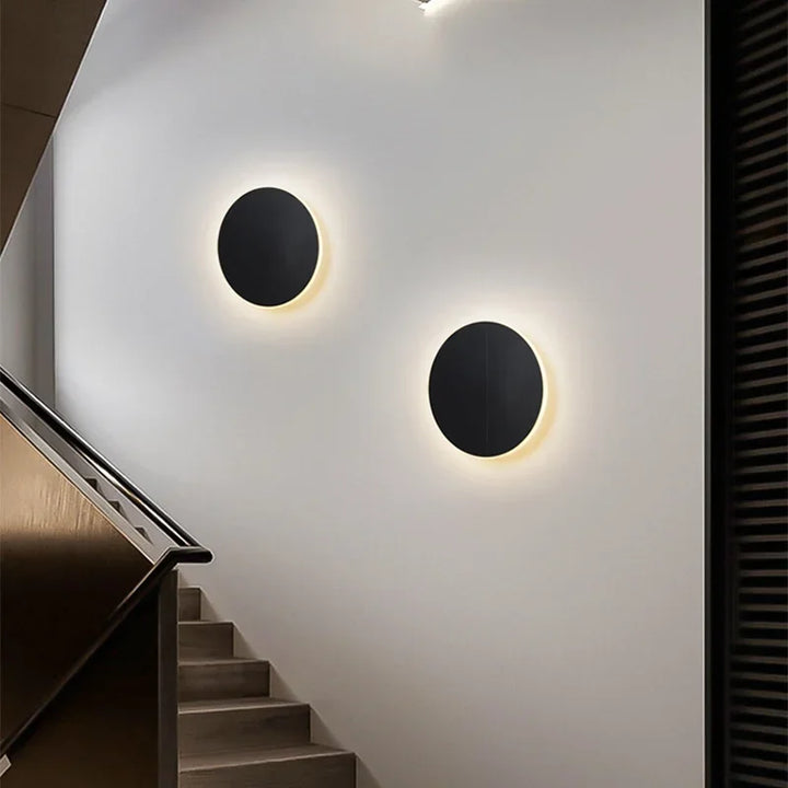 "LED-Wandleuchte mit rundem, modernem Design, eleganter Look, effiziente Beleuchtung, ideal für Wohnbereiche."