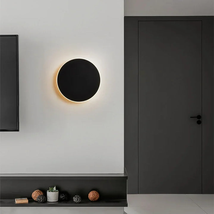 "LED-Wandleuchte mit rundem, modernem Design, eleganter Look, effiziente Beleuchtung, ideal für Wohnbereiche."