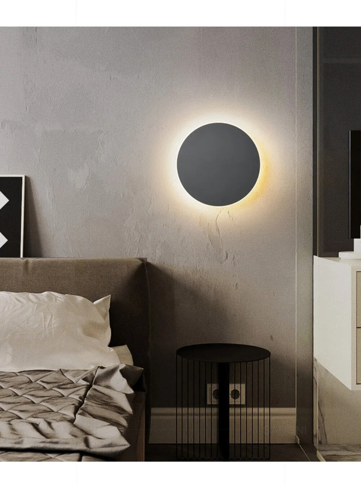 "LED-Wandleuchte mit rundem, modernem Design, eleganter Look, effiziente Beleuchtung, ideal für Wohnbereiche."