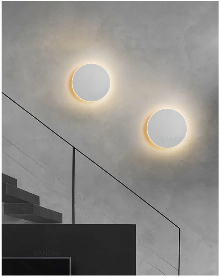 "LED-Wandleuchte mit rundem, modernem Design, eleganter Look, effiziente Beleuchtung, ideal für Wohnbereiche."