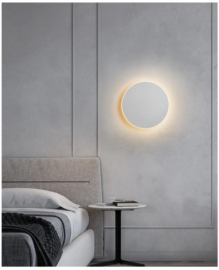 "LED-Wandleuchte mit rundem, modernem Design, eleganter Look, effiziente Beleuchtung, ideal für Wohnbereiche."