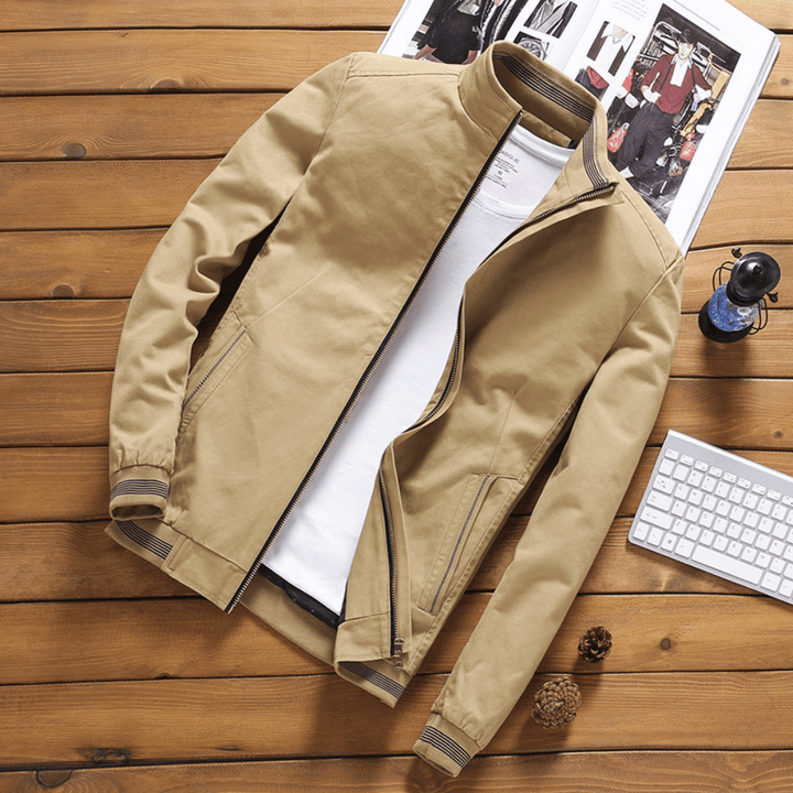 Leichte, elegante Herrenjacke in Dunkelblau mit taillierter Passform und modernem Design, ideal für Alltag und jede Jahreszei