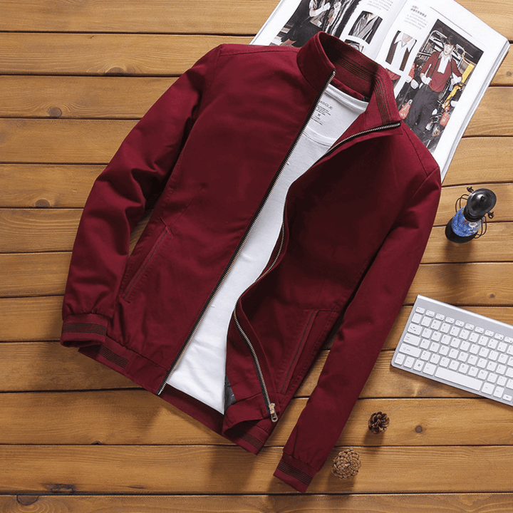 Leichte, elegante Herrenjacke in Dunkelblau mit taillierter Passform und modernem Design, ideal für Alltag und jede Jahreszei