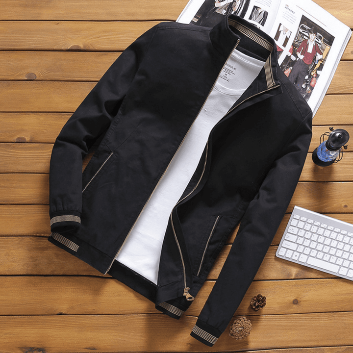 Leichte, elegante Herrenjacke in Dunkelblau mit taillierter Passform und modernem Design, ideal für Alltag und jede Jahreszei