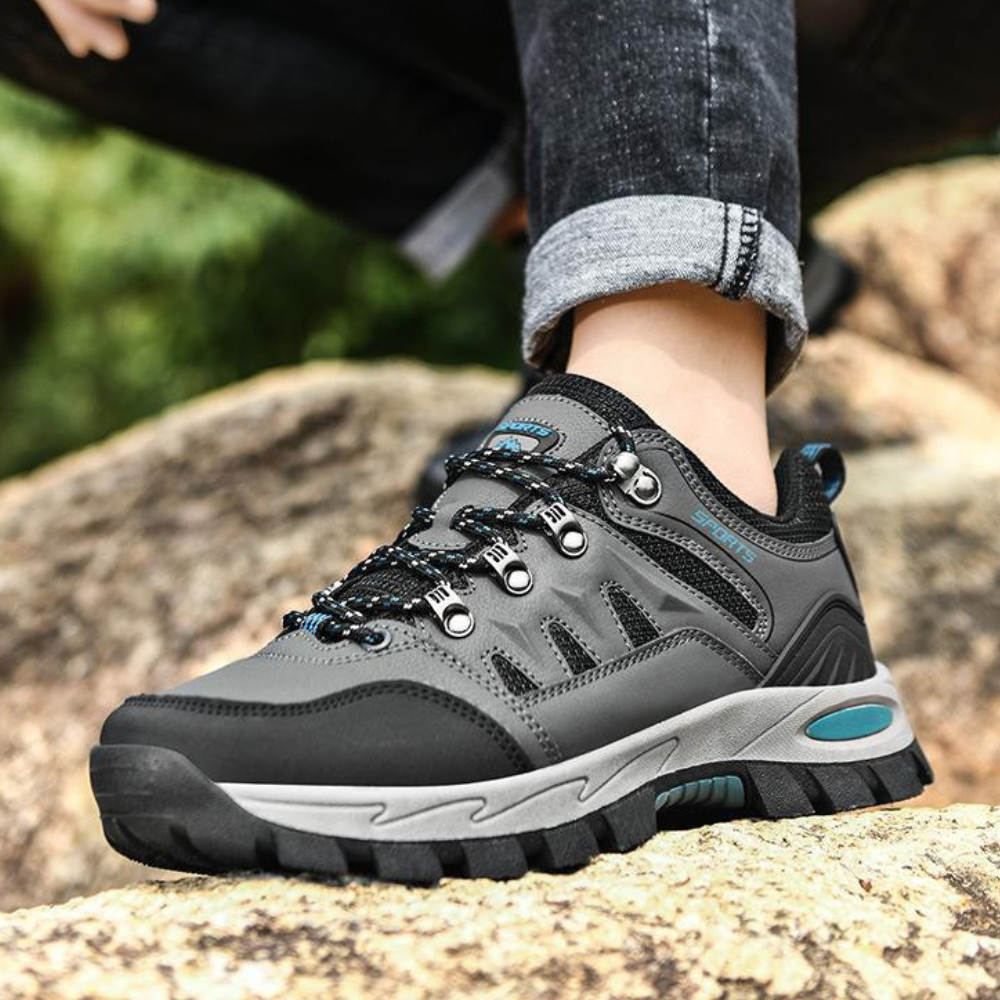 "Leichte graue Outdoor-Wanderschuhe in Seitenansicht für Damen, ideal für Trekking und Abenteurer."