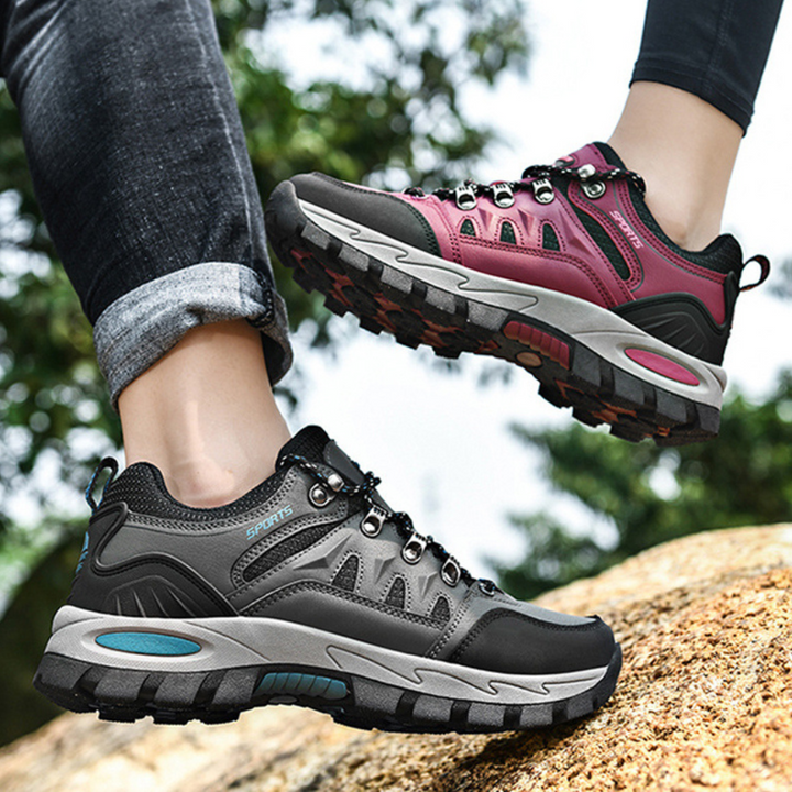 "Leichte graue Outdoor-Wanderschuhe in Seitenansicht für Damen, ideal für Trekking und Abenteurer."