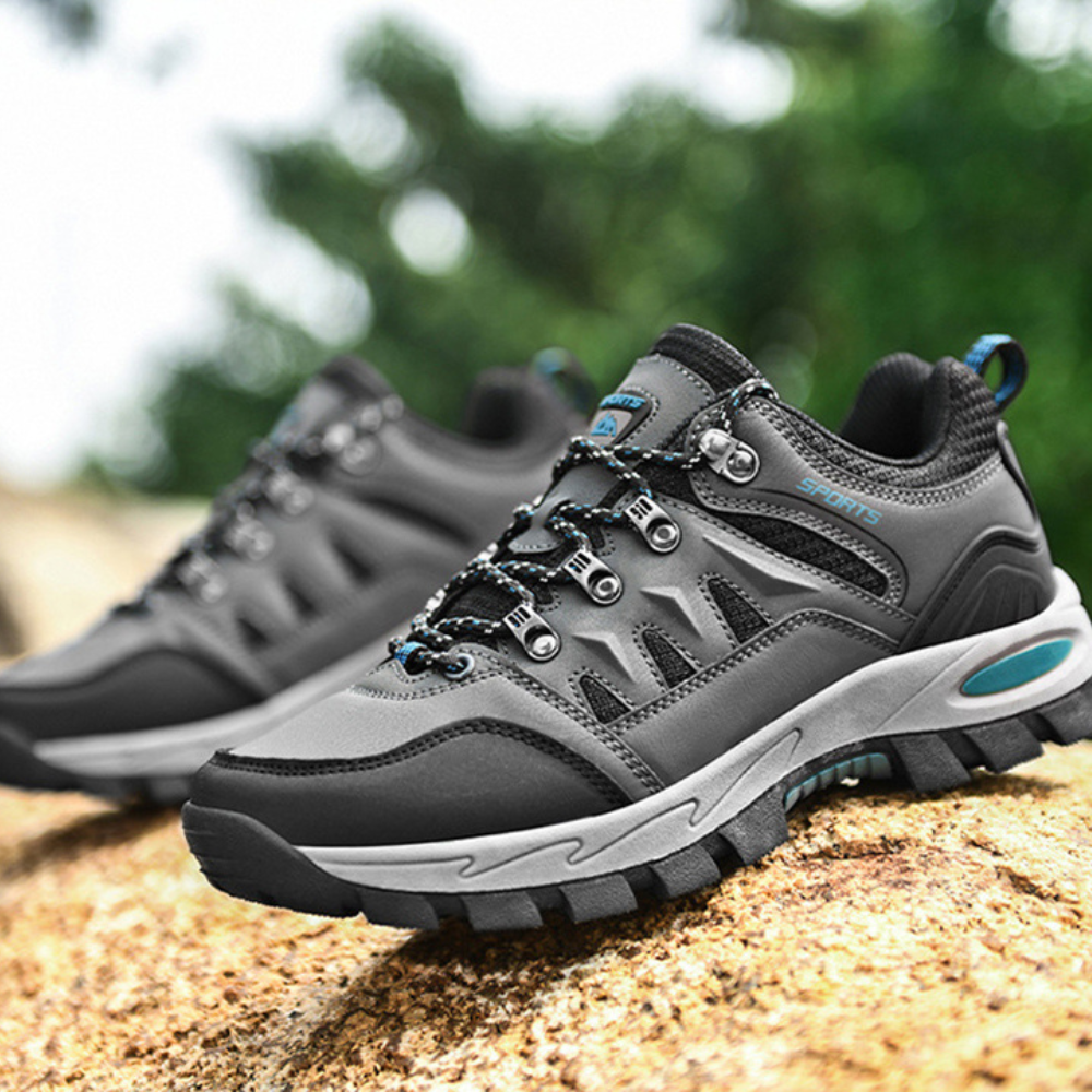 "Leichte graue Outdoor-Wanderschuhe in Seitenansicht für Damen, ideal für Trekking und Abenteurer."