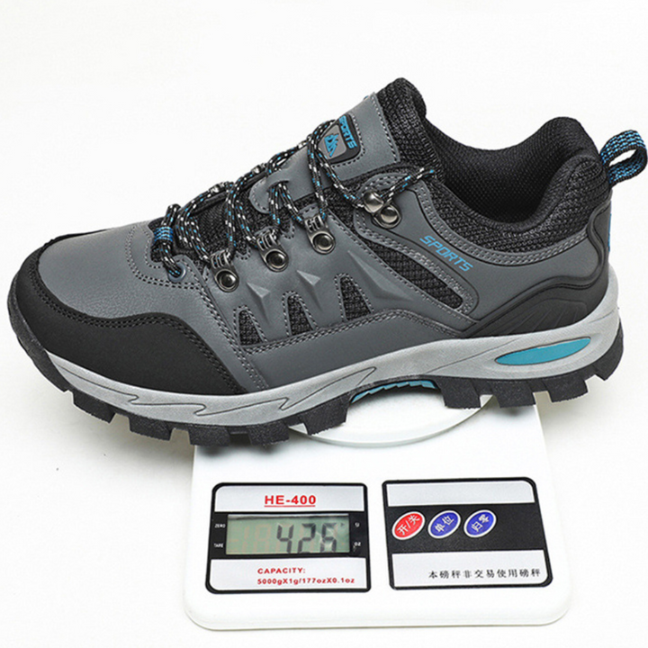 "Leichte graue Outdoor-Wanderschuhe in Seitenansicht für Damen, ideal für Trekking und Abenteurer."