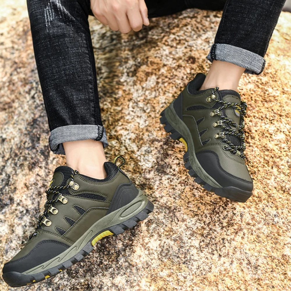 "Leichte graue Outdoor-Wanderschuhe in Seitenansicht für Damen, ideal für Trekking und Abenteurer."