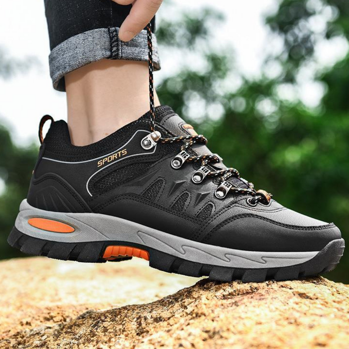 "Leichte graue Outdoor-Wanderschuhe in Seitenansicht für Damen, ideal für Trekking und Abenteurer."