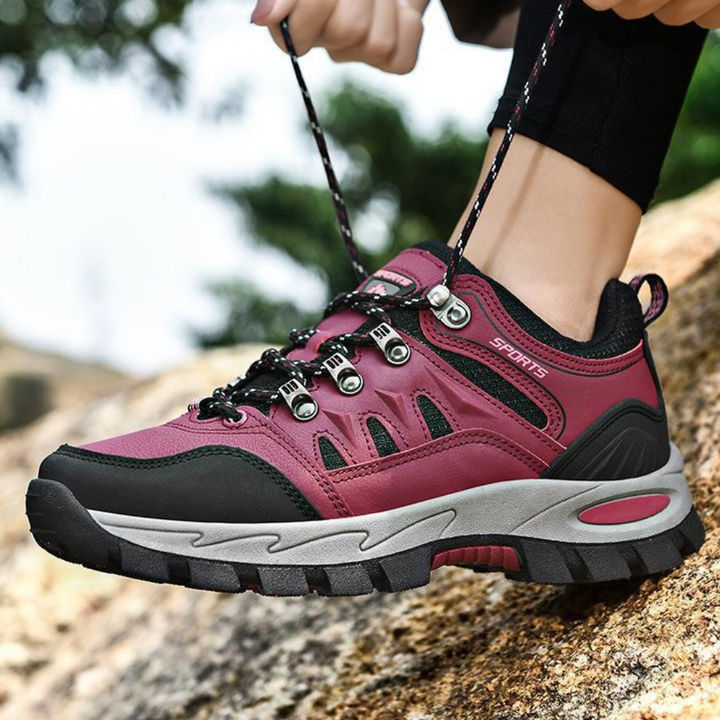 "Leichte graue Outdoor-Wanderschuhe in Seitenansicht für Damen, ideal für Trekking und Abenteurer."