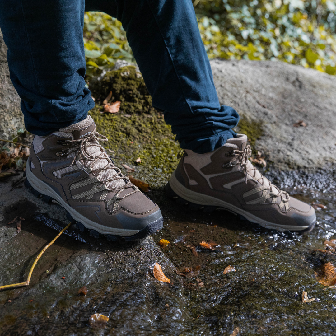 "Leichte orthopädische Wanderschuhe für Damen mit abnehmbarem Riemen, rutschfester Sohle und wasserfester Oberfläche."