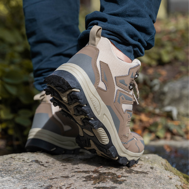 "Leichte orthopädische Wanderschuhe für Damen mit abnehmbarem Riemen, rutschfester Sohle und wasserfester Oberfläche."