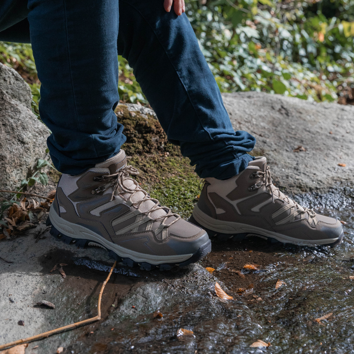 "Leichte orthopädische Wanderschuhe für Damen mit abnehmbarem Riemen, rutschfester Sohle und wasserfester Oberfläche."