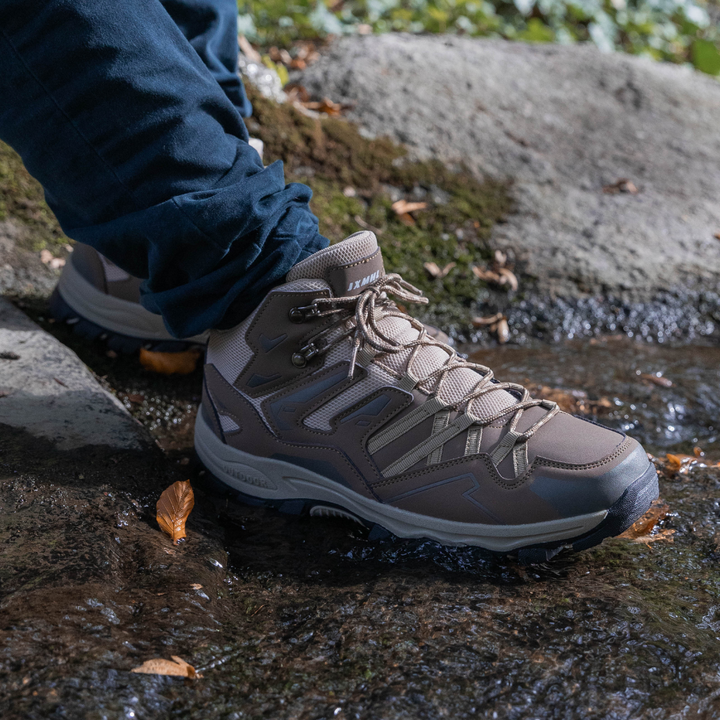"Leichte orthopädische Wanderschuhe für Damen mit abnehmbarem Riemen, rutschfester Sohle und wasserfester Oberfläche."