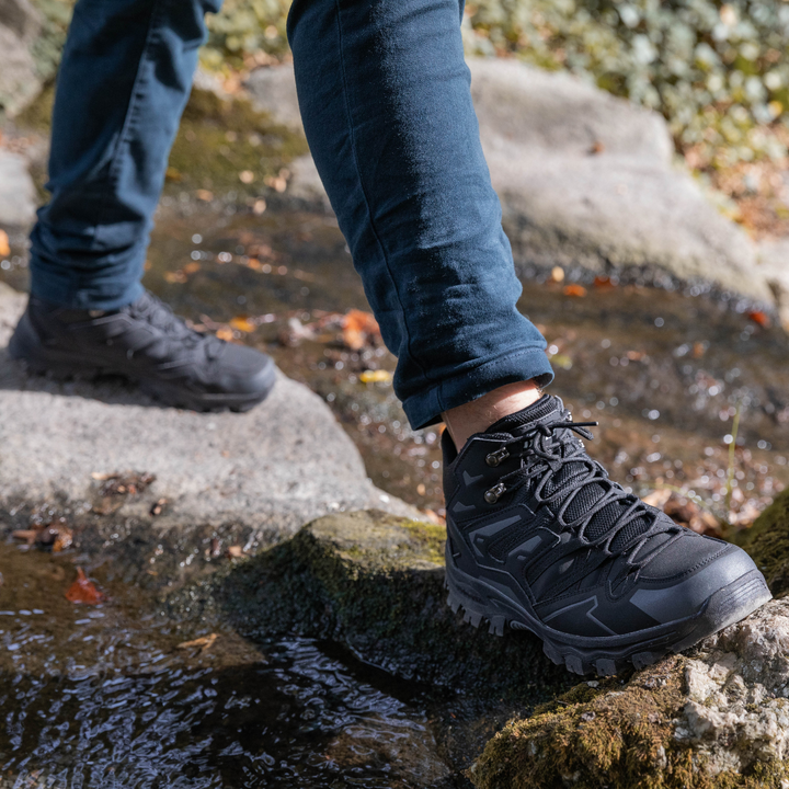 "Leichte orthopädische Wanderschuhe für Damen mit abnehmbarem Riemen, rutschfester Sohle und wasserfester Oberfläche."