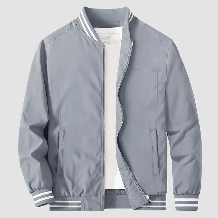 "Leichte zweifarbige Herrenjacke, modern und stilvoll, mit bequemer Passform und zeitgemäßer Eleganz."