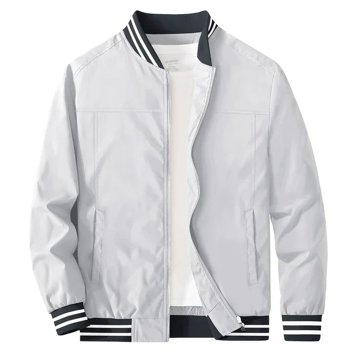 "Leichte zweifarbige Herrenjacke, modern und stilvoll, mit bequemer Passform und zeitgemäßer Eleganz."