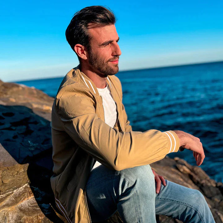 "Leichte zweifarbige Herrenjacke, modern und stilvoll, mit bequemer Passform und zeitgemäßer Eleganz."