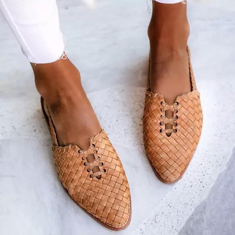 Geflochtene Damen-Slipper aus Leder in Beige, modische Sommerschuhe, bequem und stilvoll.
