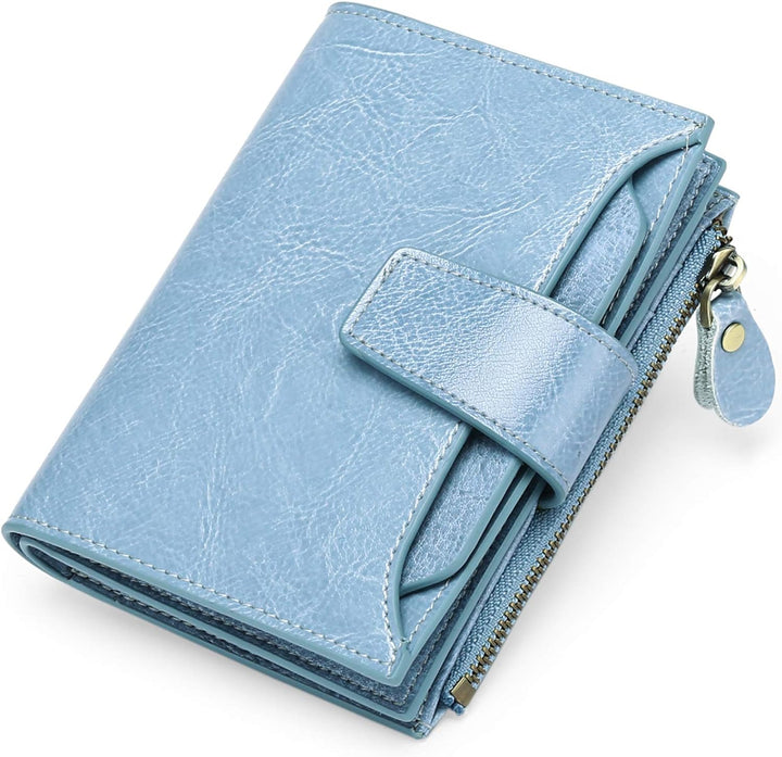 Hellblaue Leder-Geldbörse mit Reißverschluss und Druckknopf, stilvoll und kompakt.