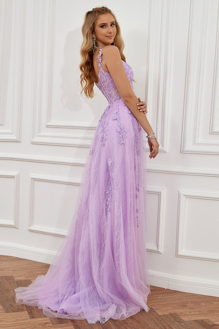 Frau in langem, lila Abendkleid mit Spitze, elegantes Design, formelle Mode.