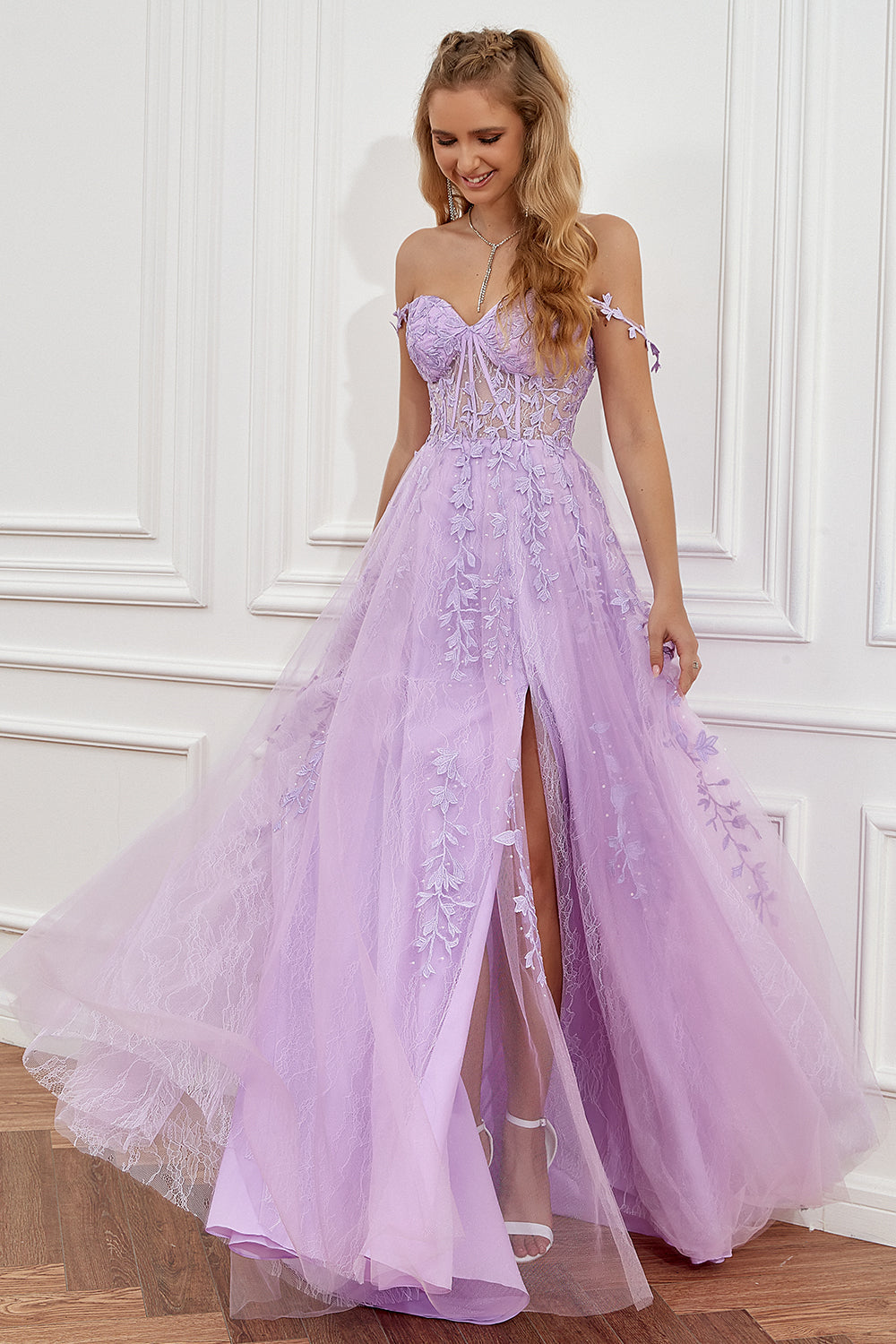 Frau in lila Abendkleid mit Spitzenstickerei und Schlitz, elegantes Design, Ballkleid.