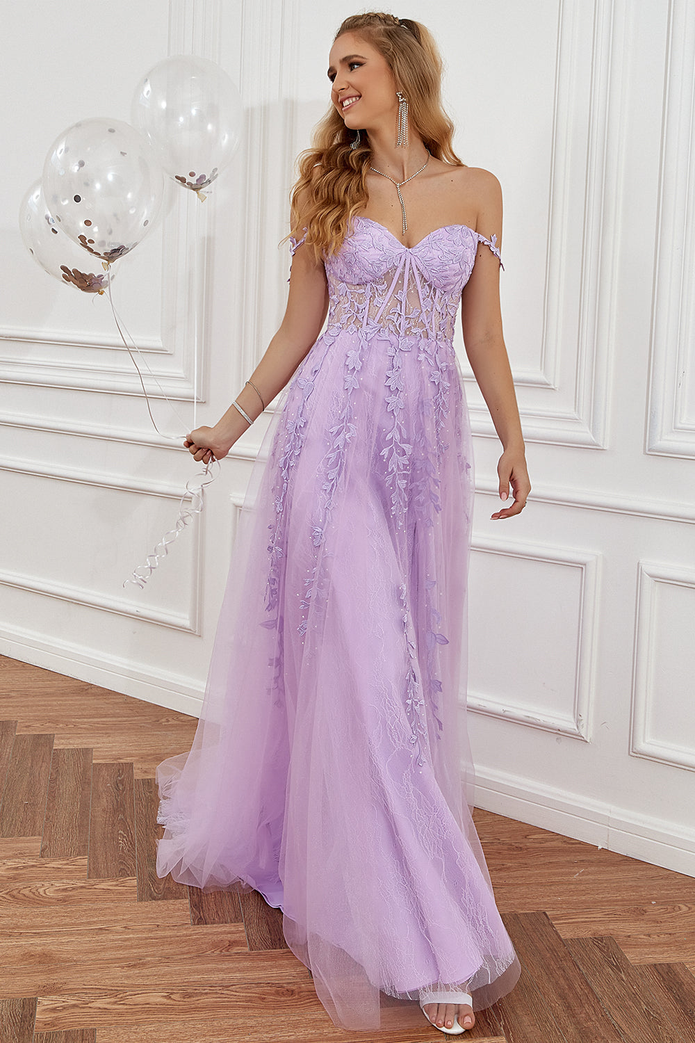 Frau im lila Abendkleid mit Ballons, elegantes Design, Spitzenapplikationen, festliche Mode.